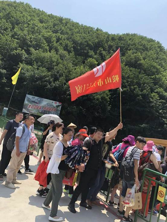 鞍山市天乙門(mén)窗有限公司組織全體員工開(kāi)展了每年一度的“清涼夏日游”團(tuán)建活動(dòng)(圖1)